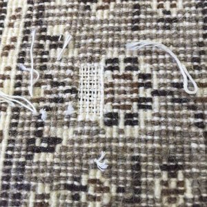 画像: 手織りウール絨毯の穴修理